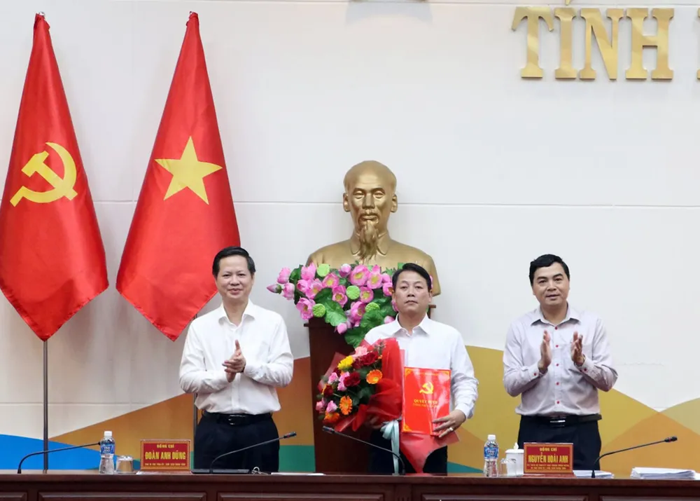 Bí thư Tỉnh ủy và Chủ tịch UBND tỉnh Bình Thuận trao quyết định và tặng hoa chúc mừng ông Nguyễn Hồng Pháp. Ảnh BBT. Ban thường vụ
