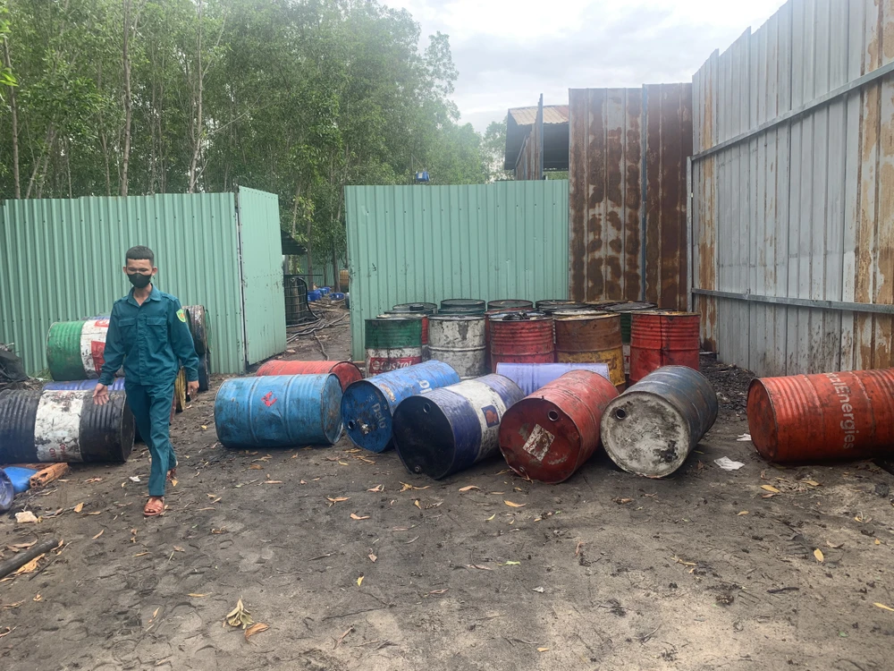 Thùng phuy để đựng nhớt thải tái chế nằm khắp nơi tại địa điểm này. nhot-thai-tai-che1.jpg