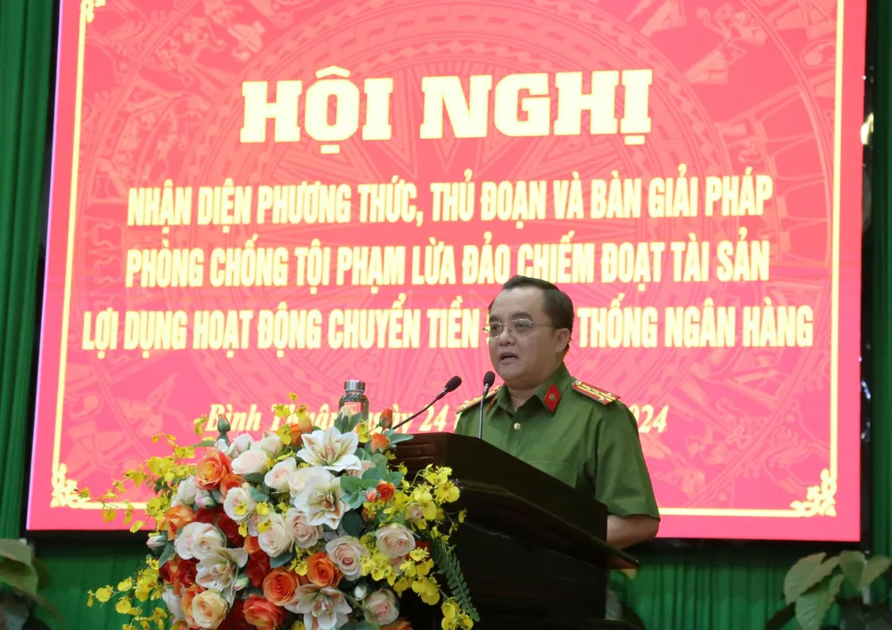 Đại tá Huỳnh Ngọc Liêm, Phó Giám đốc Công an Bình Thuận nêu rõ những phương thức, thủ đoạn của tội phạm lừa đảo trên không gian mạng tại Hội nghị ngày 24-6. cong-an-binh-thuan (3).jpg