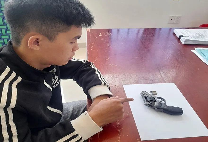Bị can Nguyễn Văn Giáp và súng, đạn tang vật định mang ra đảo Phú Quý giải quyết mâu thuẫn thì bị bắt. Ảnh ANĐT. đảo Phú Quý