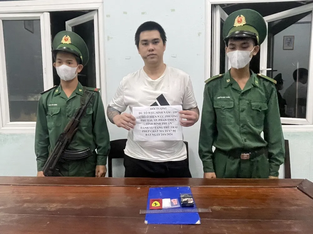 Du Tô Hậu và tang vật bị bắt quả tang. Đang đi bộ, nam thanh niên vứt gói thuốc lá 555 thì bị Biên phòng Bình Thuận bắt