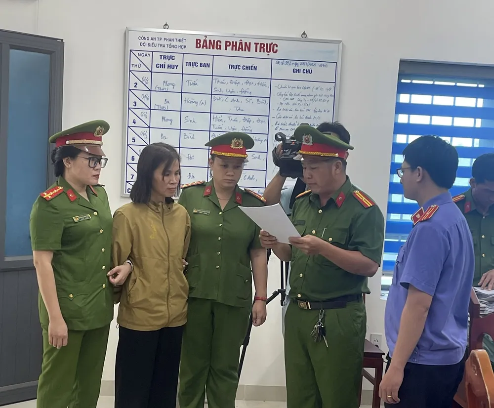 Bà Nguyễn Thị Hoài Diễm (chị ruột bà Lan) một thành viên của "Thiên Triều Nam Quốc" bị bắt tạm giam. thien-trieu-nam-quoc (2).jpg