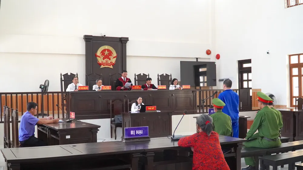 Toàn cảnh phiên tòa sát hại cha ruột rồi định đưa đi hỏa thiêu. Ảnh ĐP. sát hại cha