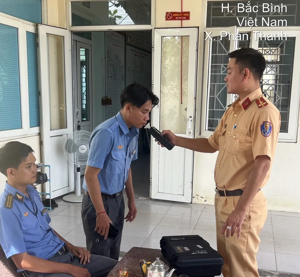 CSGT kiểm tra nồng độ cồn đối với nhân viên lái tàu. nong-do-con (1).jpg