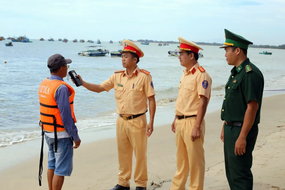 CSGT kiểm tra nồng độ cồn đối với những người điều khiển canô. nong-do-con (2).jpg