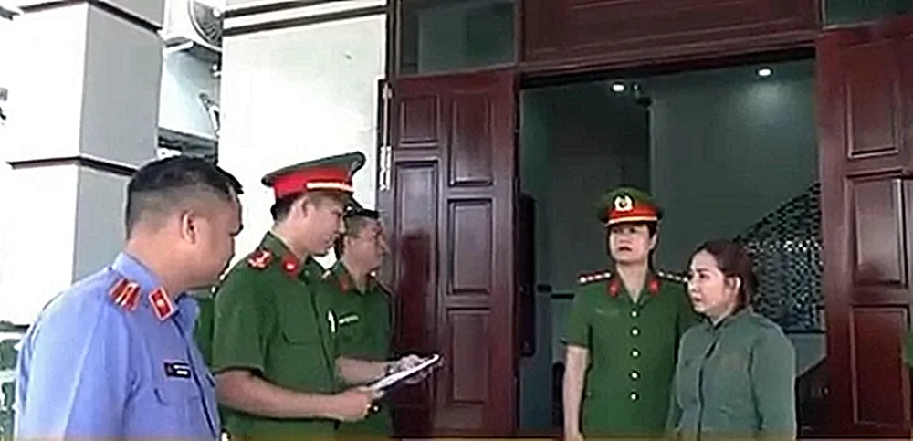 Cơ quan điều tra công bố lệnh bắt tạm giam bị can Huỳnh Thị Hường vì dùng sổ hồng giả để thế chấp vay tiền. Ảnh cắt từ camera. sổ đỏ giả