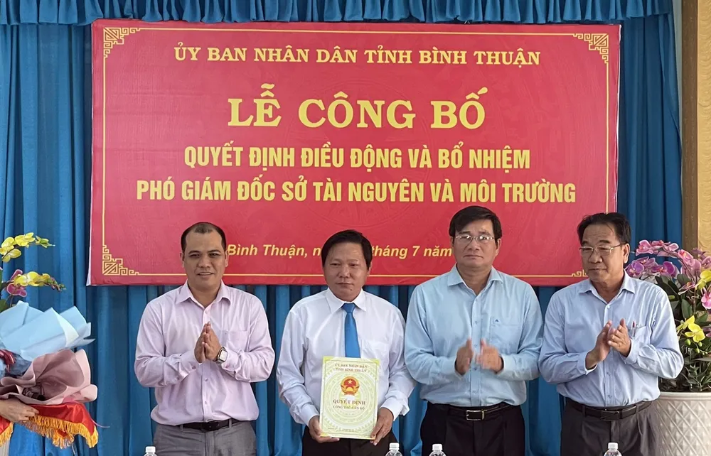 Ông Huỳnh Duy Khôi (thứ 2 từ trái sang), tân Phó Giám đốc Sở TN&MT Bình Thuận. so-tai-nguyen.jpg