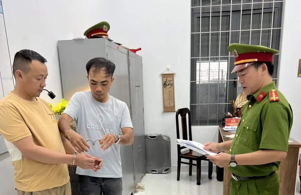 Cơ quan điều tra đọc lệnh bắt giam Phạm Hàn Châu, kẻ thuê 3 xe ôtô và nướng hết vào chiếu bạc. 3 ô tô