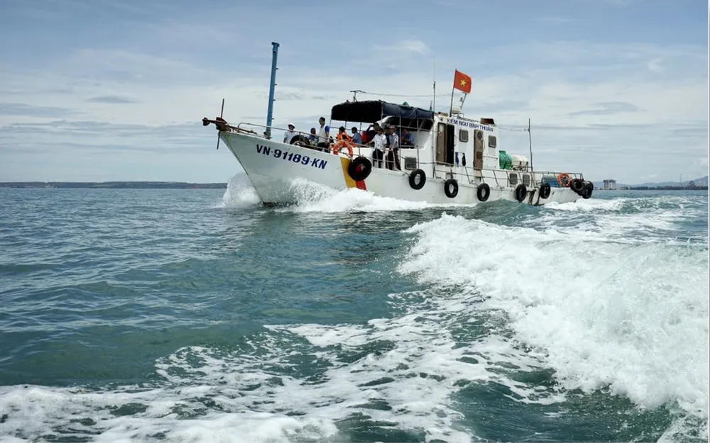 Tàu Kiểm ngư Bình Thuận tuần tra trên biển. Ảnh: ĐỖ HỮU TUẤN tau-ca-3-khong.jpg