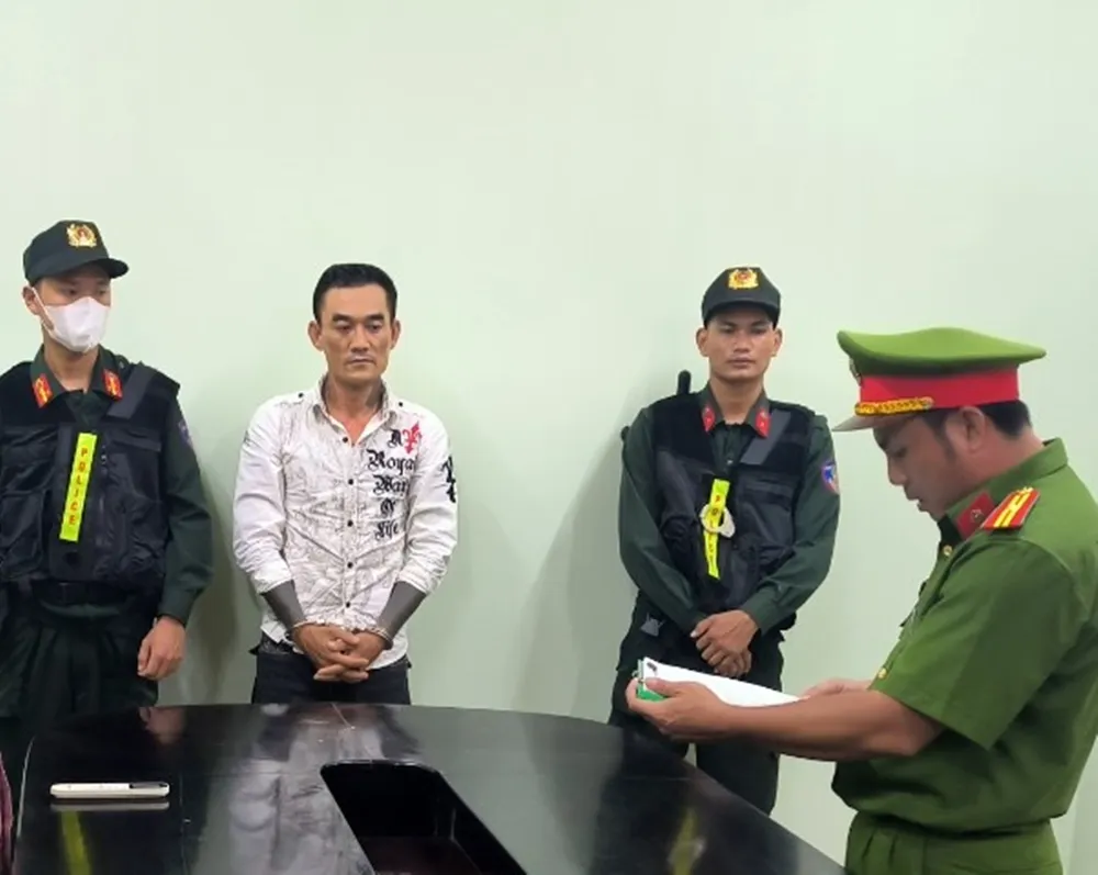 Cơ quan điều tra công bố lệnh bắt đối tượng cộm cán Nguyễn Văn Hùng, tức "vịt cùi". Ảnh PĐ. đối tượng hình sự