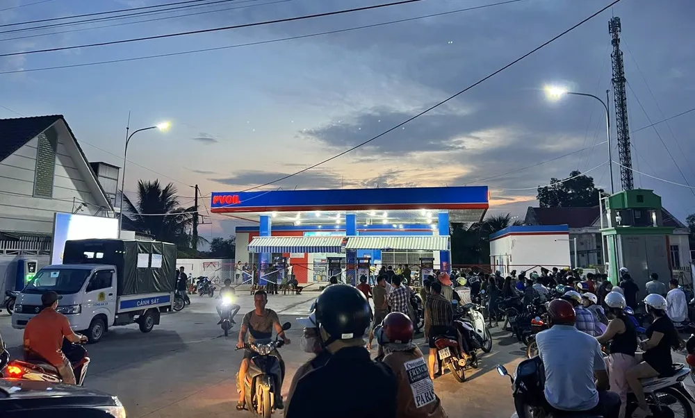 Rất đông người hiếu kỳ tập trung tại cây xăng để theo dõi vụ việc. Ảnh HL. nhân viên cây xăng