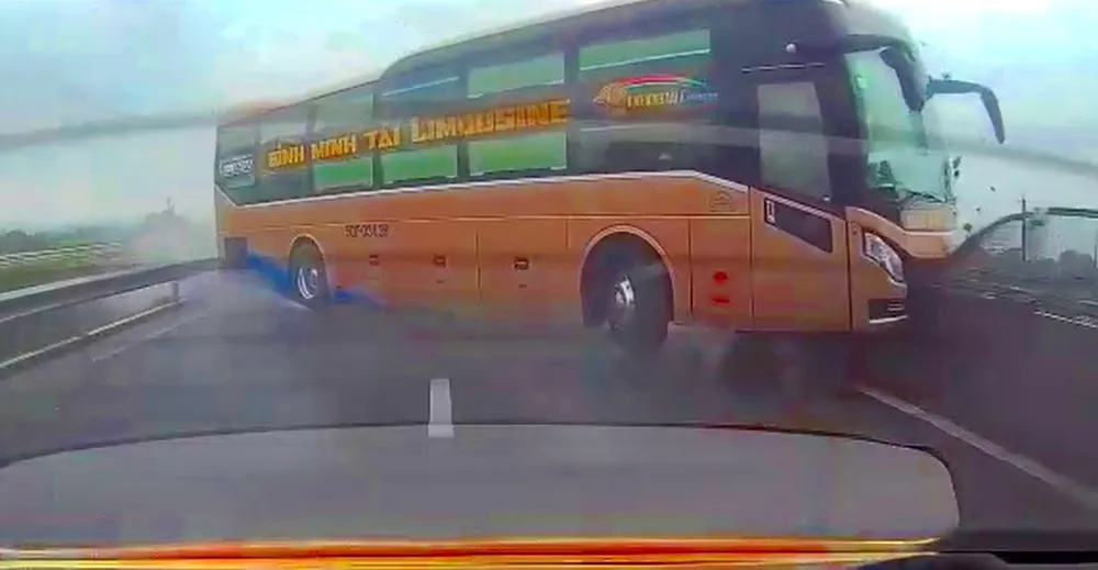 Xe khách va chạm đuôi xe chạy cùng chiều mất lái lao vào dải phân cách. cao-toc-vinh-hao (2).jpg