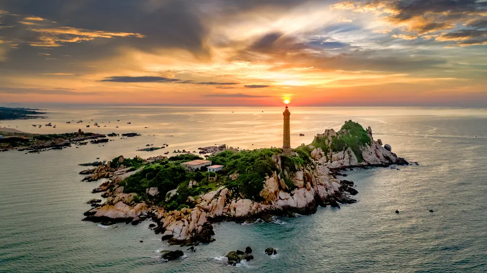 Đến năm 2030, tỉnh Bình Thuận trở thành tỉnh mạnh, giàu từ biển; là trung tâm du lịch nghỉ dưỡng biển tầm quốc gia, quốc tế. tinh-binh-thuan2.jpg