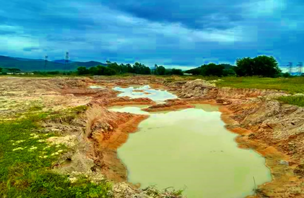 Hiện trường một vụ khai thác khoáng sản trái phép gây biến dạng địa hình, hủy hoại đất tại thôn Trũng Liêm. Ảnh: PĐ khoáng sản trái phép