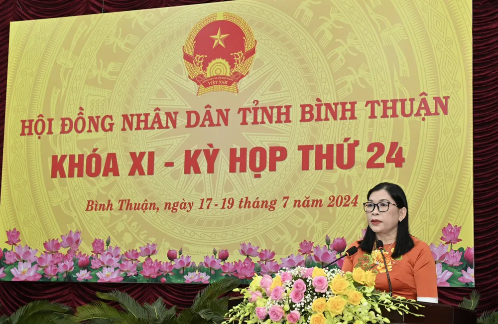 Bà Bố Thị Xuân Linh báo cáo tại kỳ họp. Ảnh: ĐÌNH HÒA thien-trieu-nam-quoc (3).jpg