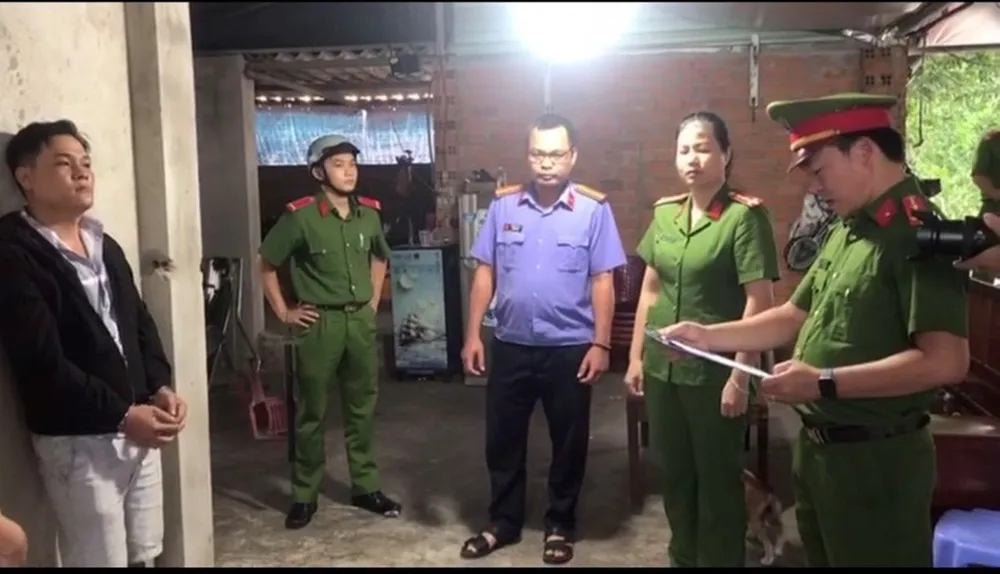 Cơ quan CSĐT Công an thị xã Lagi phối hợp Viện Kiểm sát nhân dân thị xã thi hành Lệnh khám xét khẩn cấp chỗ ở đối với Lê Hồng Ánh, trong đường dây cá độ bóng đá hơn 19 tỷ đồng. ca-do-bong-da (3).jpg