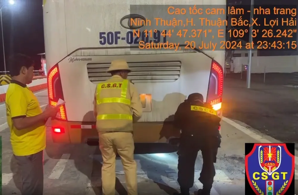 Dán phản quang cho xe khách trên cao tốc Nha Trang-Cam Lâm. tuyen-cao-toc (4).jpg
