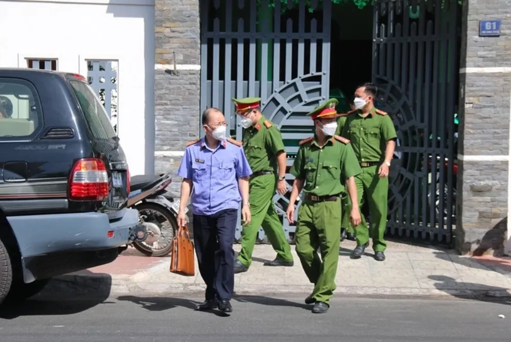 Cơ quan điều tra khám xét nhà riêng của một cựu phó chủ tịch UBND tỉnh Bình Thuận trong vụ án Tân Việt Phát 2. bo-cong-an (1).jpg