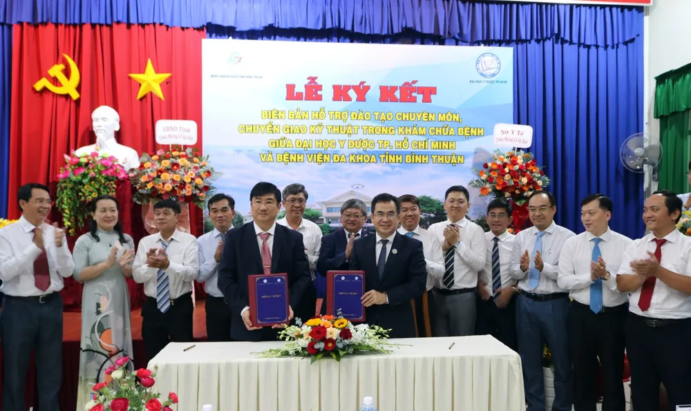 Toàn cảnh lễ ký kết giữa Đại học Y dược TP.HCM và Bệnh viện Đa khoa Bình Thuận. đại học y dược
