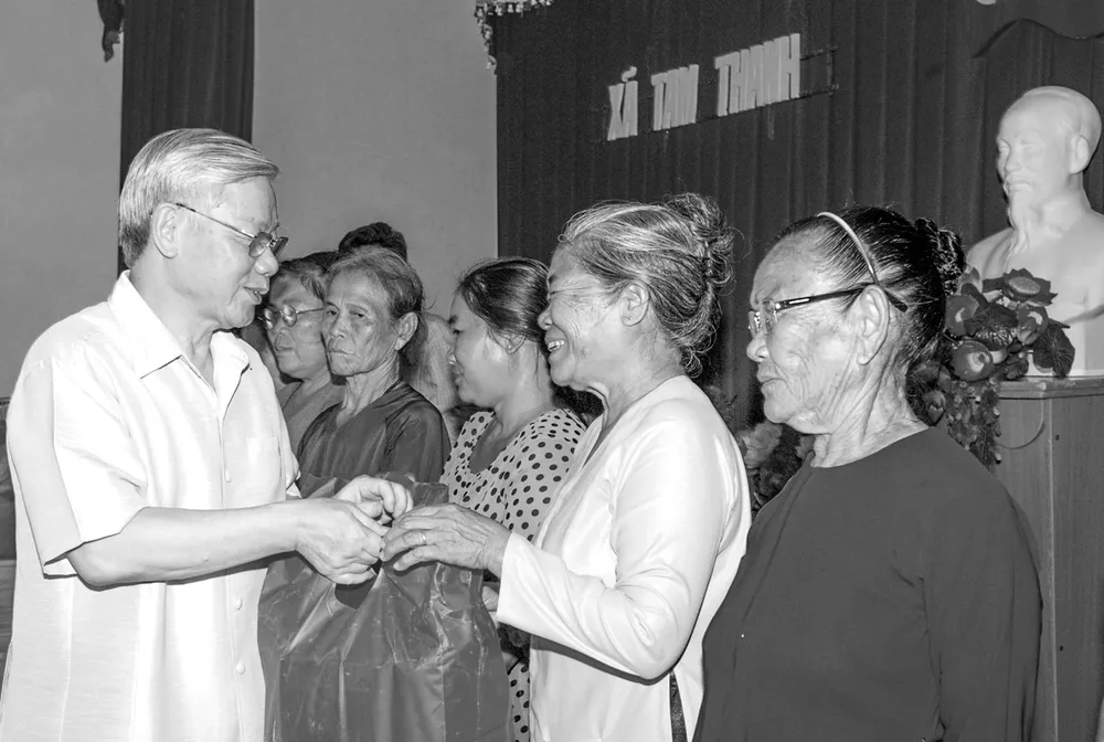 Tổng Bí thư tặng quà cho người nghèo, gia đình chính sách tại huyện đảo Phú Quý tháng 7-2014. Ảnh: ĐÌNH HÒA. nguyen-phu-trong (2).jpg
