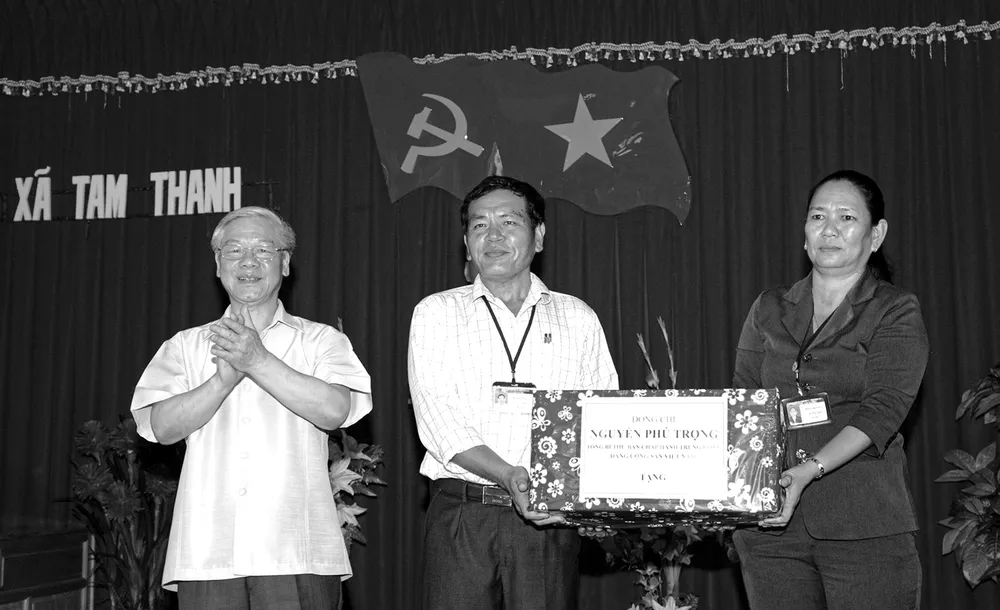 Tổng Bí thư Nguyễn Phú Trọng tại chuyến thăm và làm việc tại huyện đảo Phú Quý tháng 7-2014. Ảnh: ĐÌNH HÒA. nguyen-phu-trong (3).jpg