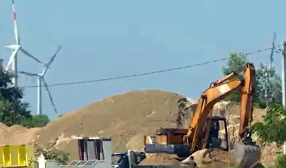 Một bãi tập kết khoáng sản tại huyện Tuy Phong, Bình Thuận. khoáng sản trái phép