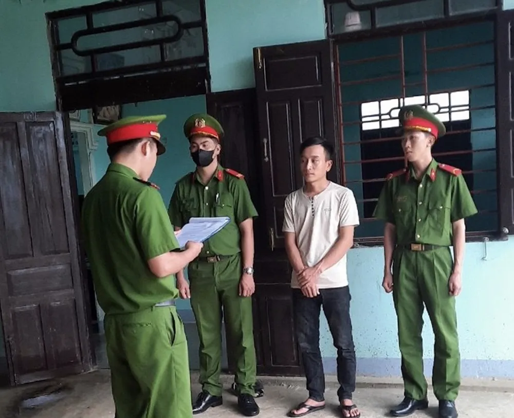 Cảnh sát đọc lệnh bắt tạm giam Nguyễn Công Đoàn. Thuê ô tô tự lái để cầm cố lấy tiền sang Campuchia đánh bạc