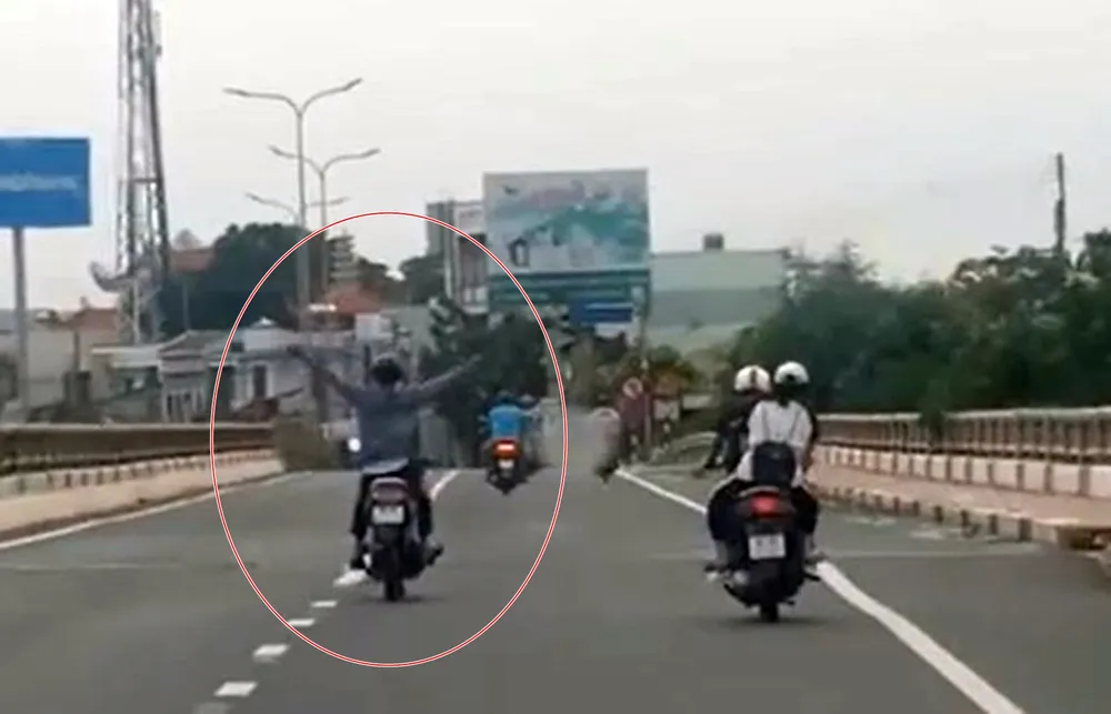 Thanh niên điều khiển xe máy giữa cầu Phú Long thả cả hai tay. xe-may-lang-lach (1).jpg