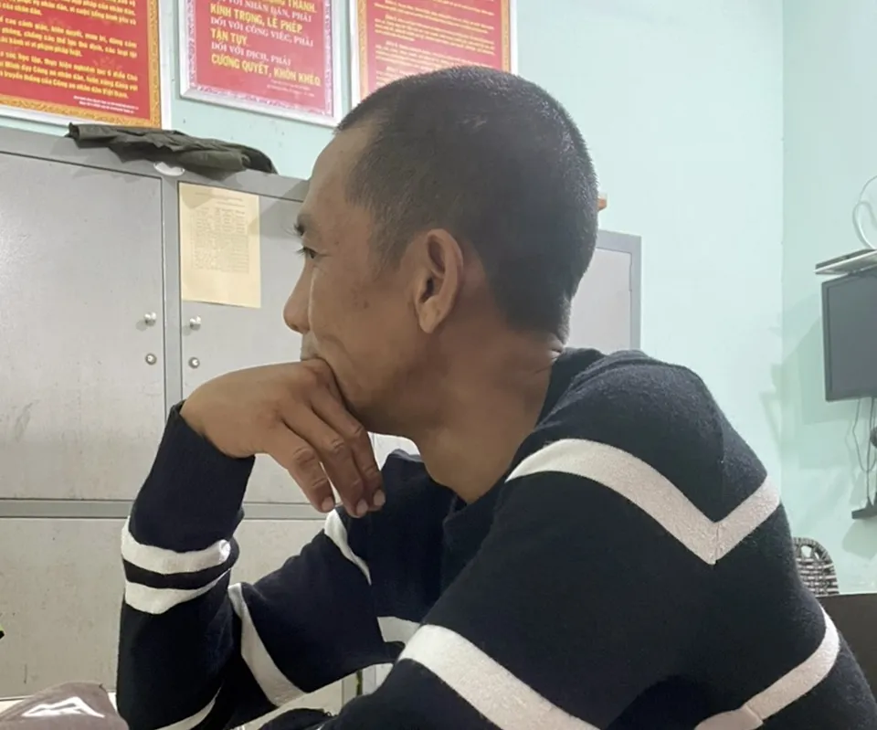 Lê Ngọc Châu tại cơ quan công an. lang-lach-xe-may (1).jpg