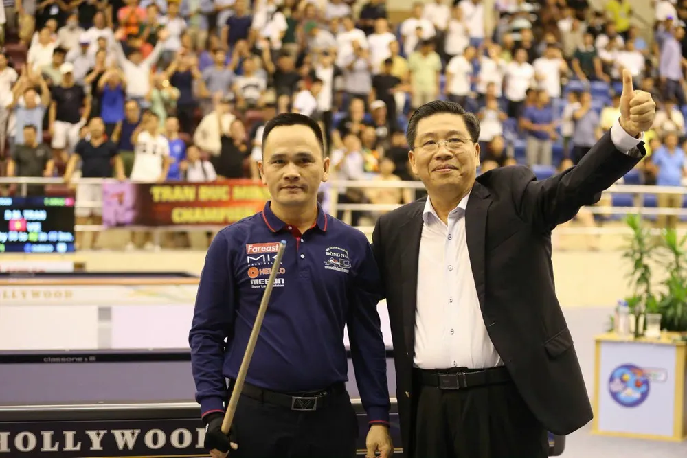 Ông Lê Sơn Hải (phải) và cơ thủ Trần Đức Minh khi đăng quang ngôi vô địch World Cup billiards carom 3 băng tháng 5-2024 tại TPHCM Liên-đoàn-Billiards (1).jpg
