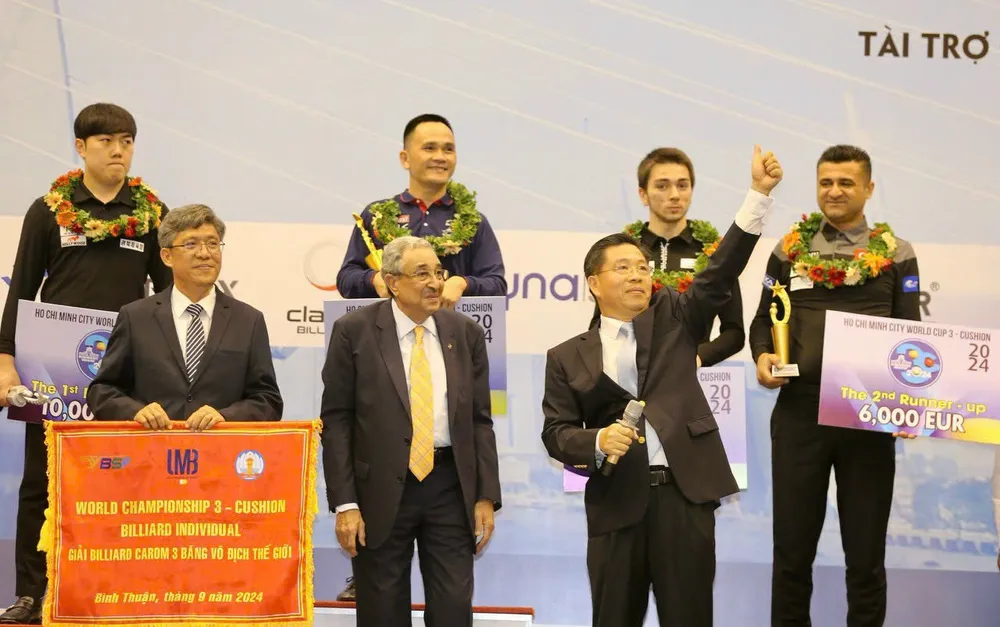 Ông Nguyễn Minh (hàng dưới bìa trái) Phó Chủ tịch UBND tỉnh Bình Thuận nhận cờ đăng cai Giải Vô địch thế giới Carom 3 băng tháng 9- 2024. Liên-đoàn-Billiards (3).jpg