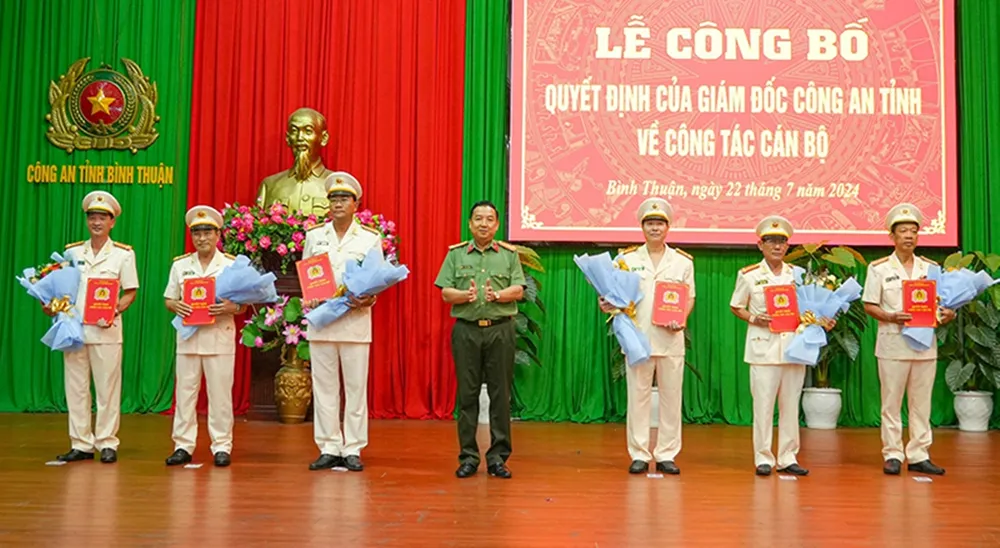 6 sĩ quan nhận quyết định điều động, luân chuyển về đơn vị mới. tỉnh Bình Thuận