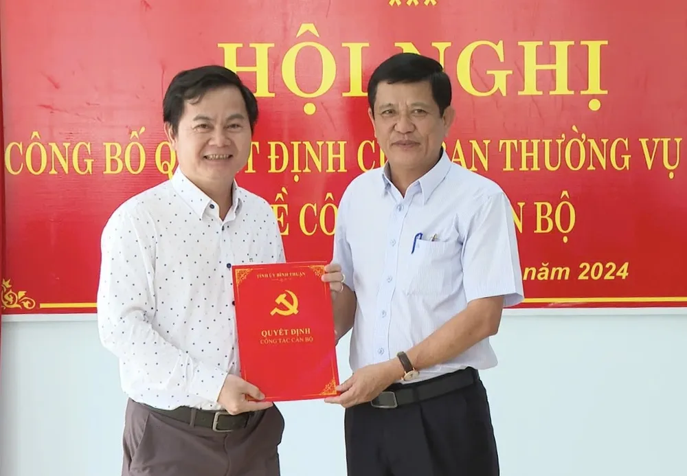 Ông Huỳnh Quang Tuấn (trái) bắt đầu giữ chức Phó Chánh Văn phòng Tỉnh ủy Bình Thuận từ 12-8-2024. chanh-van-phong.jpg