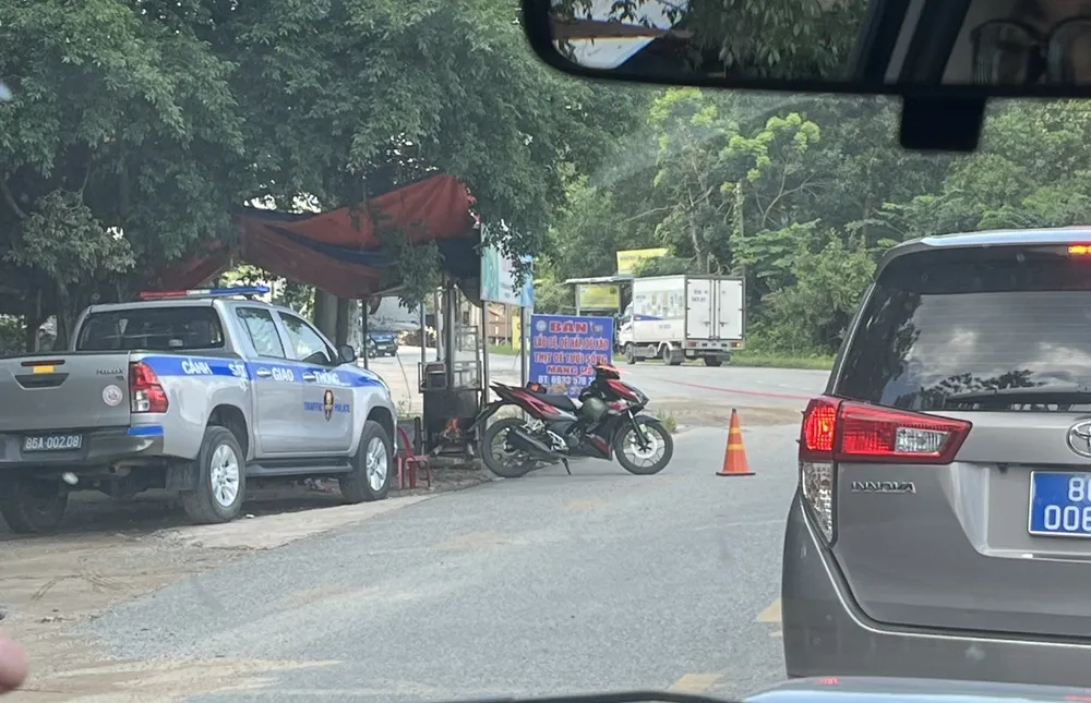 CSGT và TTGT lập chốt tạm thời cấm phương tiện lưu thông qua đèo Tà Pứa. deo-ta-pua (3).jpg