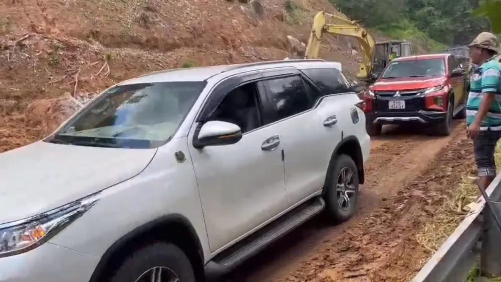 Đến 12h30 ngày 8-8 các ôtô đã di chuyển chậm qua hiện trường vụ sạt lở. deo-Ta-Pua.jpg