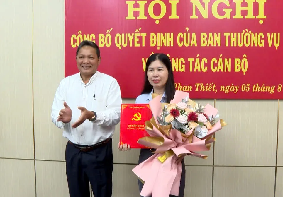Ông Phạm Văn Nam, Bí thư Thành ủy Phan Thiết trao quyết định và tặng hoa chúc mừng bà Phan Thị Thanh Mai, tân Phó Ban Dân vận Tỉnh ủy Bình Thuận. Tỉnh ủy Bình Thuận