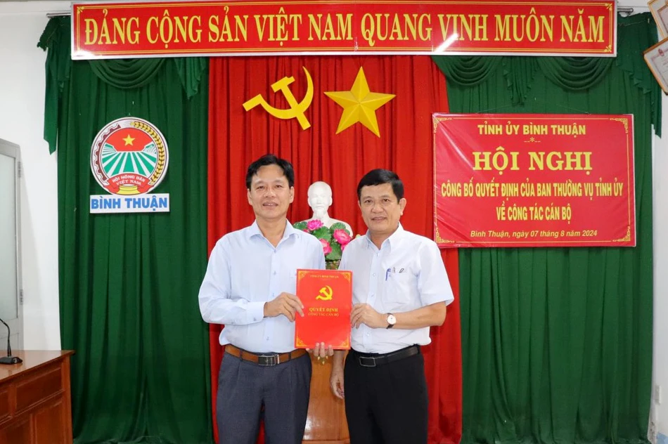 Ông Nguyễn Thanh Nam (phải) trao quyết định cho ông Nguyễn Văn Dũng. Ảnh: TTD. tinh-uy-binh-thuan (2).jpg