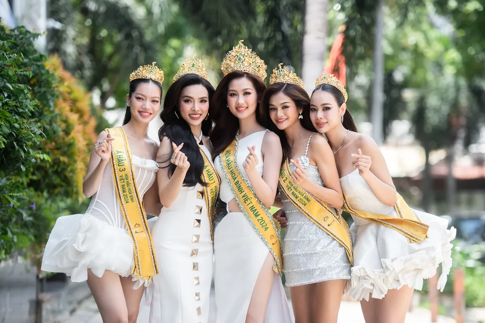 Hoa hậu Hòa bình 2024 và 4 á hậu. cong-ty-Sen-Vang (3).jpg