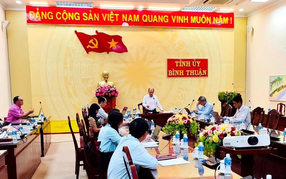 Ông Trần Tới, Chánh Văn phòng Tỉnh ủy chủ trì một cuộc họp tại Văn phòng Tỉnh ủy. chánh văn phòng