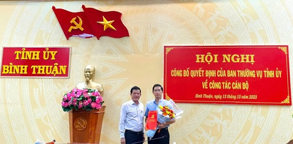 Ông Lê Thanh Hải (phải) được bổ nhiệm giữ chức Phó Chánh Văn phòng Tỉnh ủy Bình Thuận vào tháng 10-2023. chanh-van-phong (1).jpeg