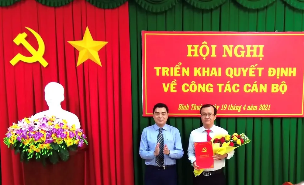 Ông Nguyễn Quốc Triều (phải) được bổ nhiệm giữ chức Phó Chánh Văn phòng Tỉnh ủy Bình Thuận vào tháng 4-2021. chanh-van-phong (2).jpg