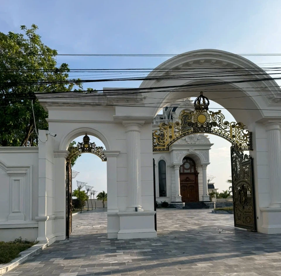 Cổng vào căn "biệt phủ" xây dựng trái phép. Cổng vào căn "biệt phủ" xây dựng trái phép.