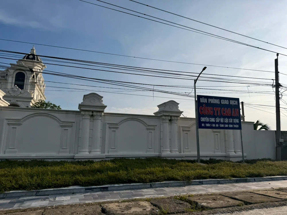 Công trình và tường rào xây dựng trái phép của ông S. xây dựng trái phép