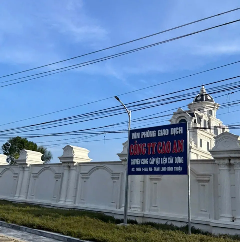 Không những không tháo dỡ công trình xây dựng trái phép, chủ đầu tư đã hoàn thiện căn "biệt phủ" và tường rào bao quanh. xay-dung-trai-phep (3).jpg