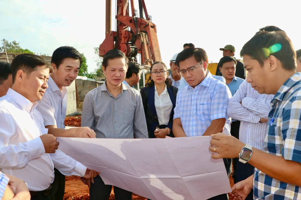 Ông Đoàn Anh Dũng (thứ 3 từ trái sang), Chủ tịch UBND tỉnh Bình Thuận thị sát công trình. ban-thuong-vu (2).jpg