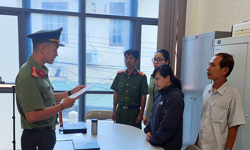 Cơ quan An ninh điều tra có lệnh bắt bị can để tạm giam đối với Nguyễn Thị Việt. vũ khí quân dụng