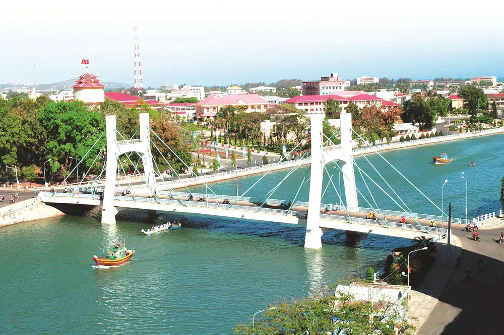Sông Cà Ty giữa lòng TP Phan Thiết. tp-phan-thiet (1).jpg