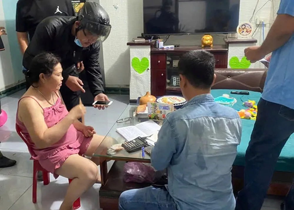 Bà Nguyễn Thị Hồng bị các trinh sát Phòng Cảnh sát hình sự bắt quả tang. Ảnh: PC02. Cảnh sát Hình sự