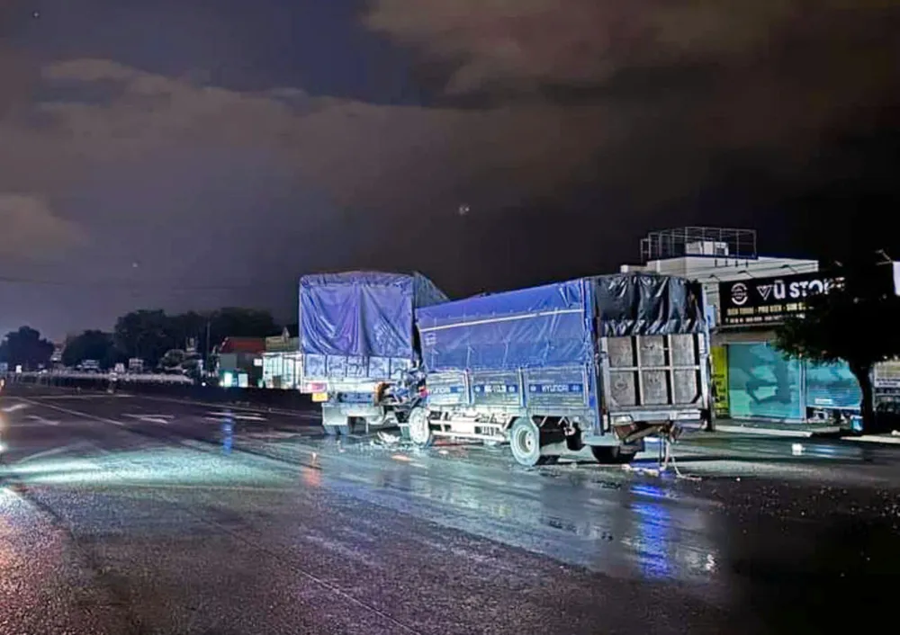 Hiện trường vụ xe tải tông vào đuôi xe đang dừng sửa chữa khiến 1 người tử vong. dừng sửa chữa