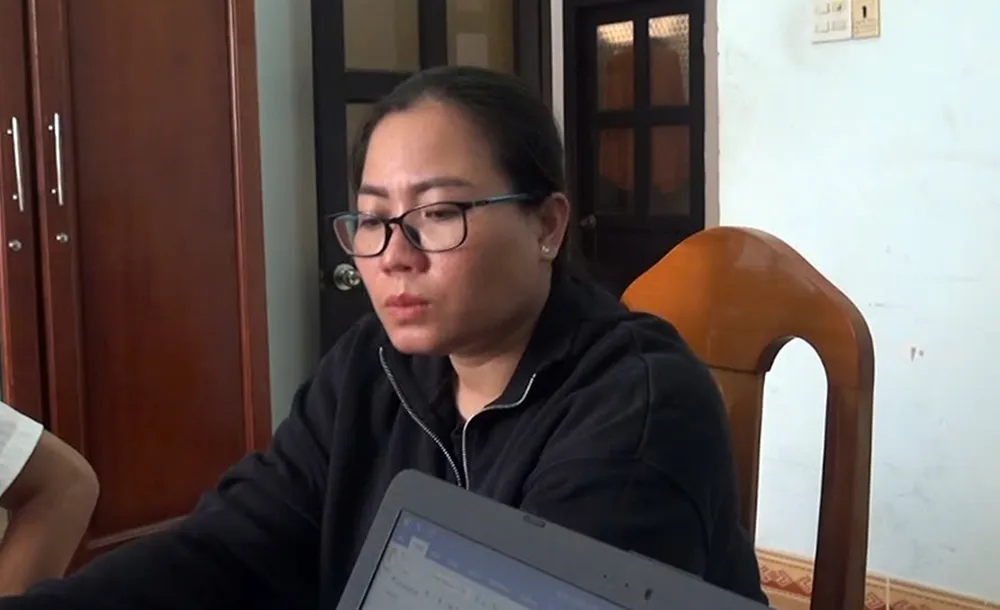 Bị can Nguyễn Quỳnh Hà Xuyên tại cơ quan công an. cán bộ địa chính